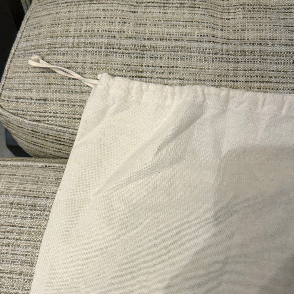Valentino Cream Dust Bag with Red Tag - Picture 5 of 11